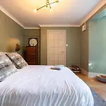 The Richmond Upon Thames Escape - Modern 2Bdr Flat With Garden And Parking